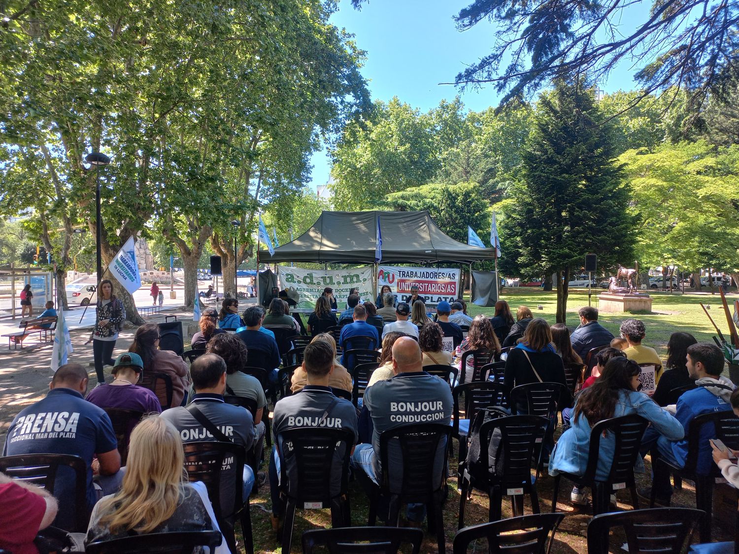 Docentes y nodocentes realizaron un paro con clases públicas frente al Municipio.