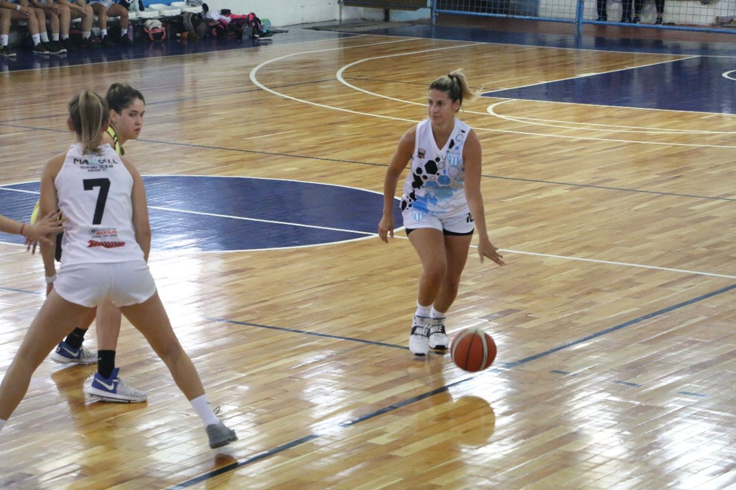 Juventud sostuvo su invicto y clasificó para la final de la Liga de Mayores