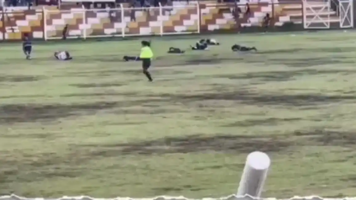 UN RAYO acaba con la vida de un futbolista en pleno partido (+ Video)