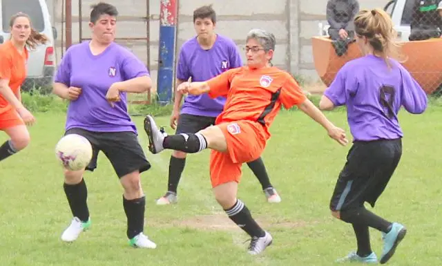 Dos punteros en el inicio del torneo femenino de fútbol