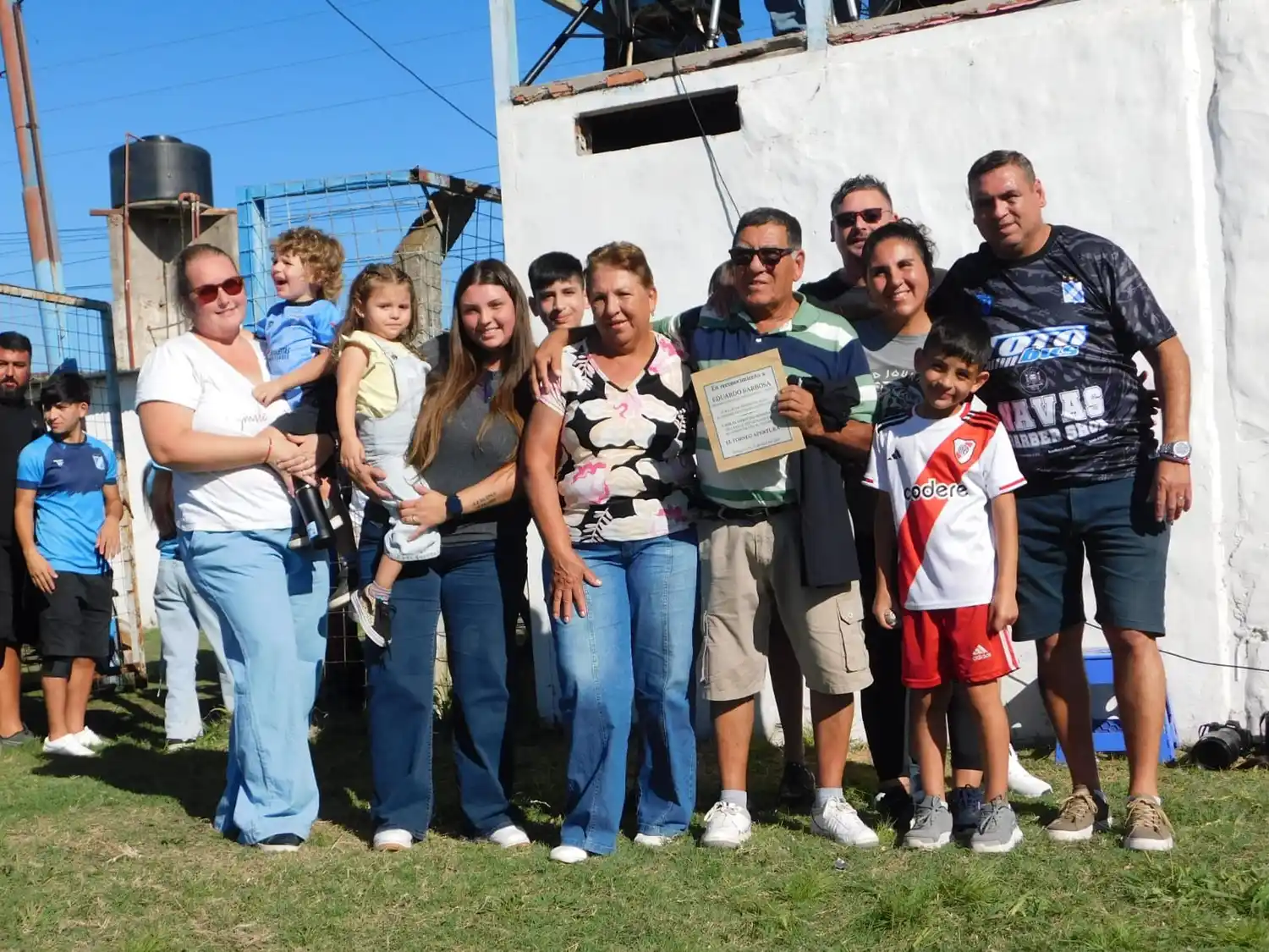 Eduardo Barbosa junto a su familia en el reconocimiento. Crédito: Lily Muñoz.