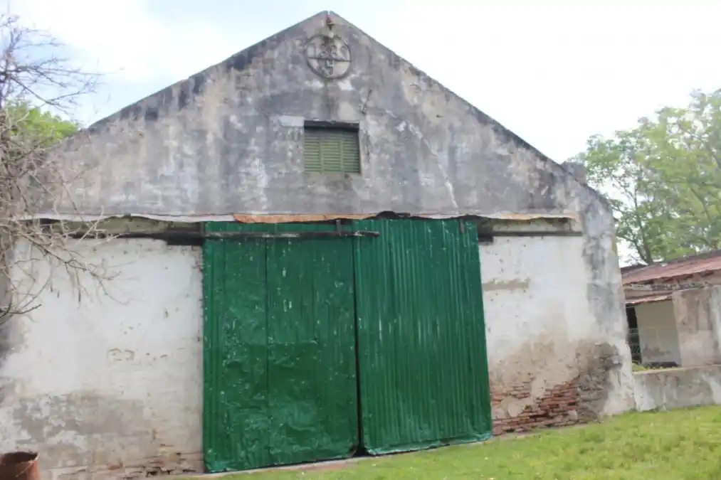 El galpón data del año 1889. Fue lugar de paso y hogar transitorio de muchas personas. Allí se comercializaba todo tipo de productos. También se encontraba la matera.