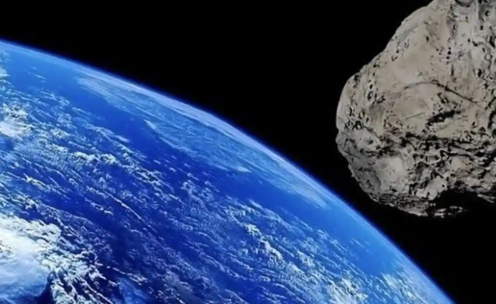 La NASA calcula que la roca espacial, apodada como 2008 OS7, mide entre 210 y 480 metros de diámetro.