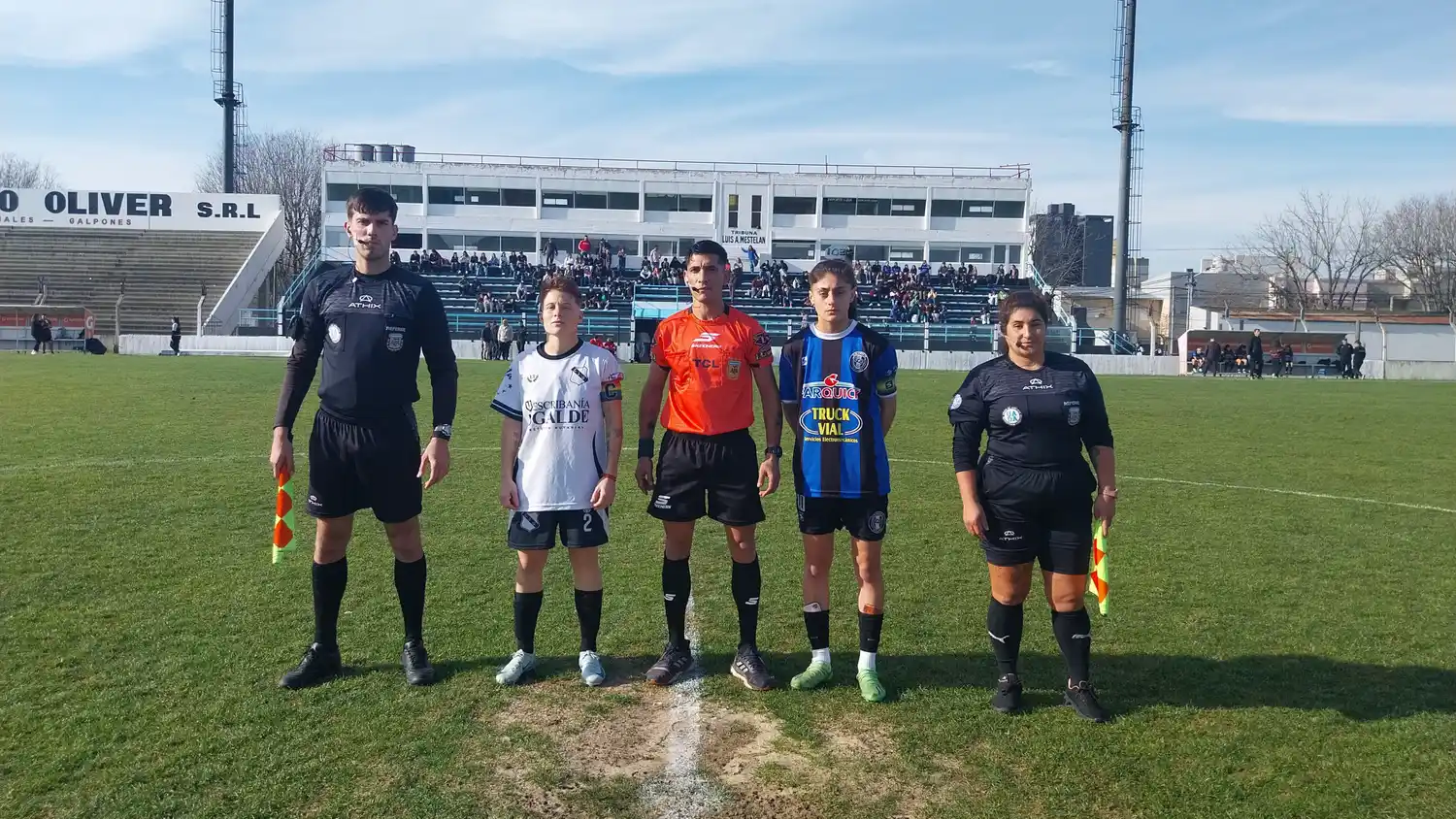 FOTO LAURA BERTUZZI Capitanas y árbitros, antes del partido entre Juventud Unida y Ciudad de Olavarría.