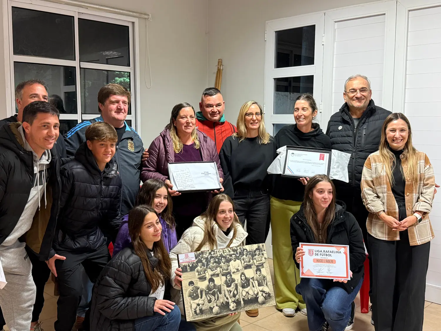 Familiares de Hugo Riberi recibiendo las distinciones.