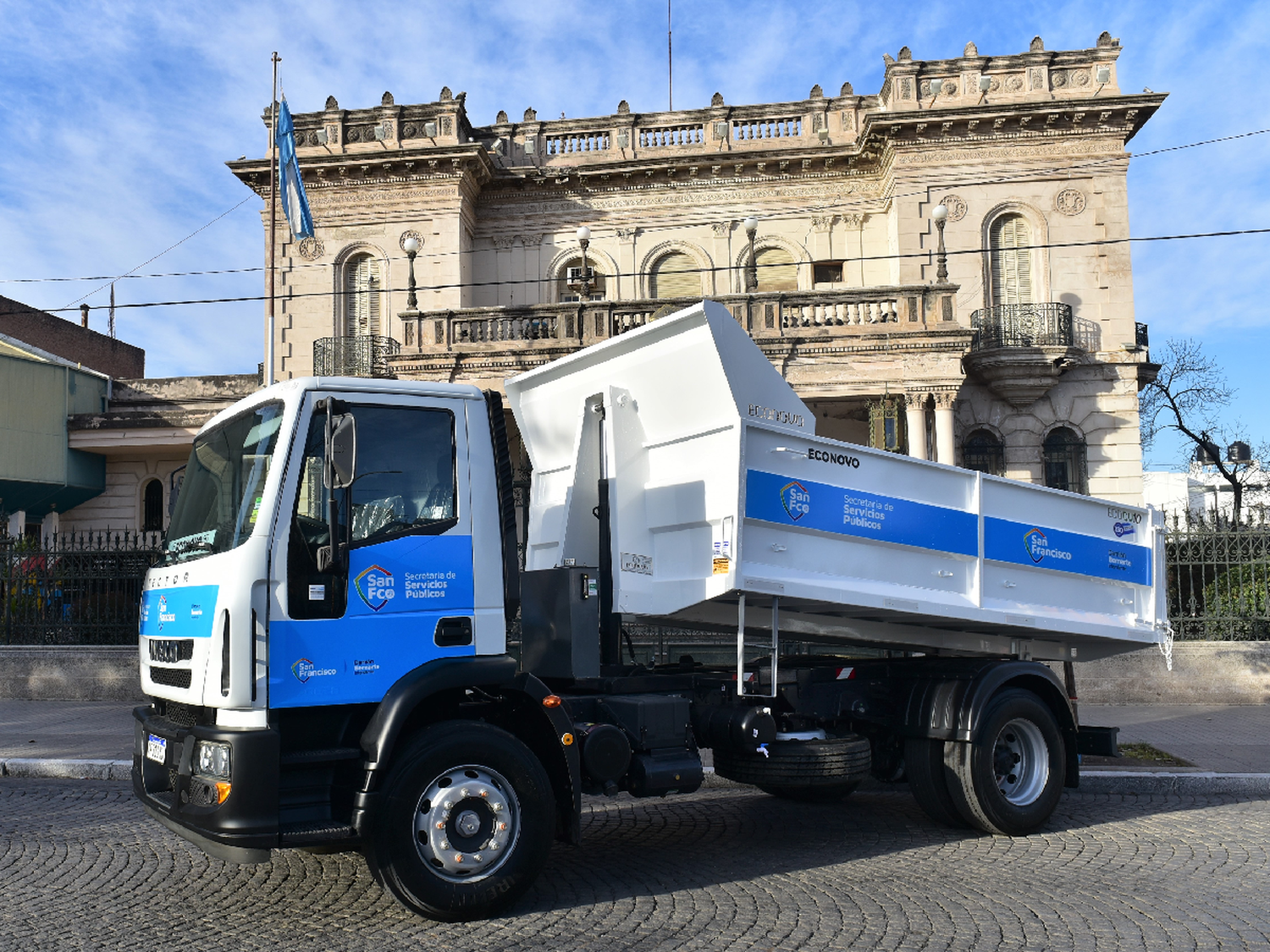 Se sumó un nuevo camión volcador a la flota de vehículos municipales  