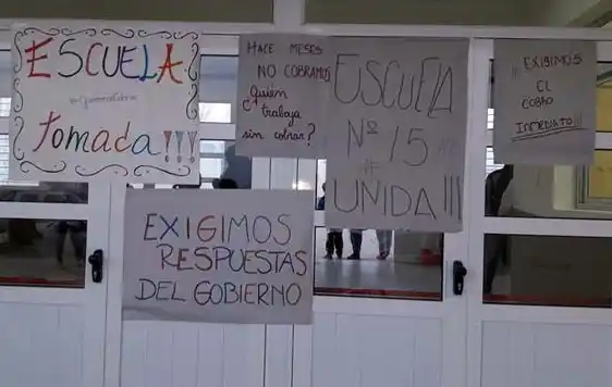 Docentes tomaron una escuela porque no cobran desde marzo 