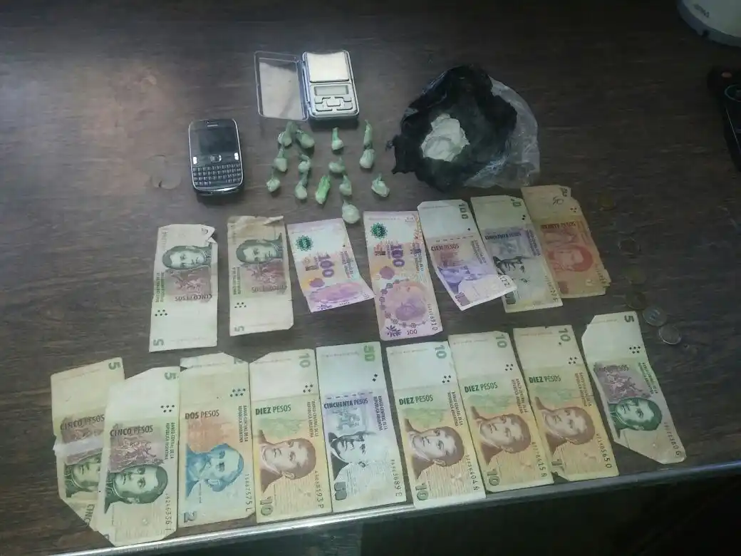 Quisieron robarle a albañiles y los detuvieron: llevaban cocaína