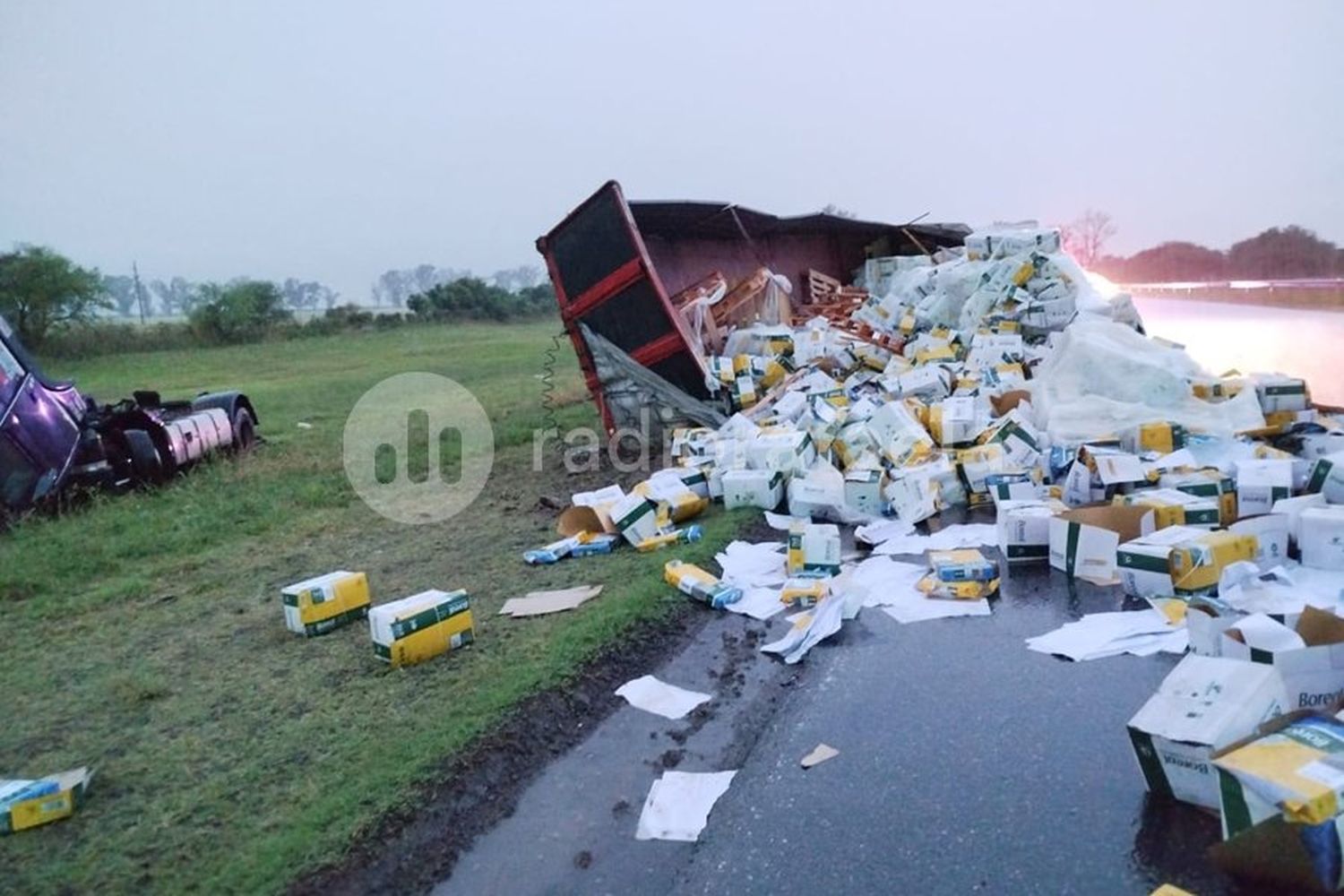 Vuelco en RN34: un camión quedó sobre la calzada y el tránsito está parcialmente interrumpido