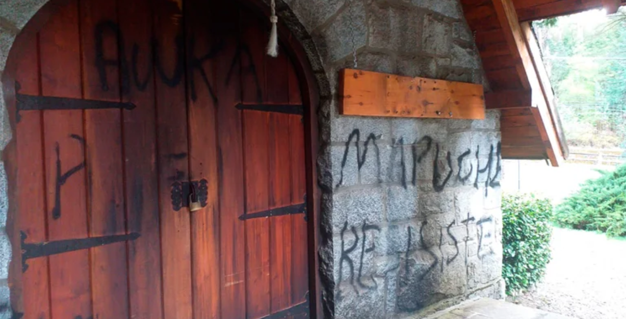 Mapuches atacaron con incendios y pintadas la capilla de Villa La Angostura