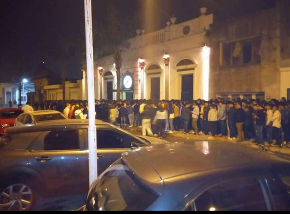 Reapertura de boliches: colas de hasta una cuadra para poder ingresar