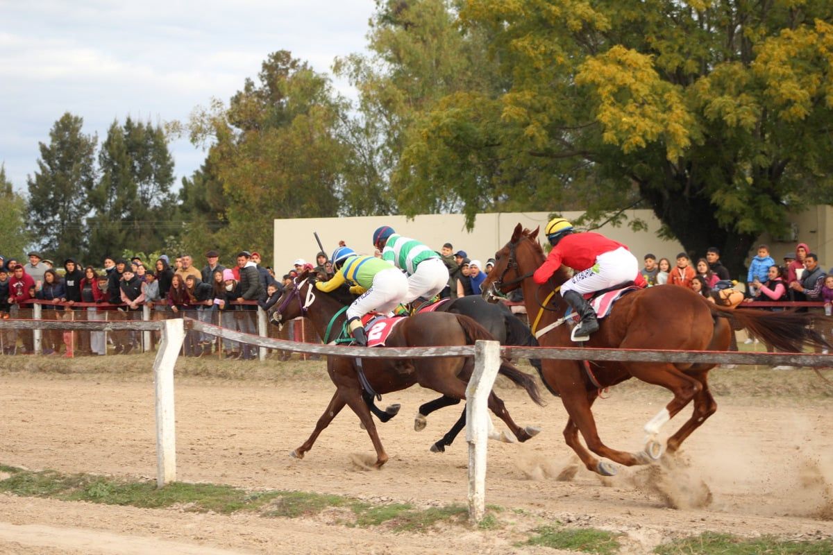Final intenso en la 9a. carrera, clásico "Revolución de Mayo". Por afuera el jockey Manuel Eguiazábal empleando a fondo a Telus Chiqutin para superar a Lucky Maharani conducido por Sergio Piliero, que no quería perder. Triunfo doble de "Manzanita" Eguiazábal ya que puso en su calidad de cuidador con el pico y la masa al alazán del stud "El Serrucho" y la barra agradecida.