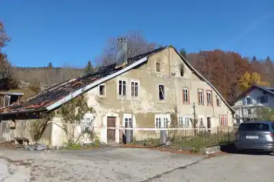 Francia: a la orilla de un río, hallaron el cuerpo descuartizado de un hombre y detuvieron a una mujer