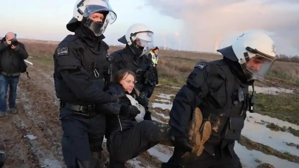 Detuvieron a Greta Thunberg por protestar, SE LA LLEVARON CARGADA (+video y fotos)