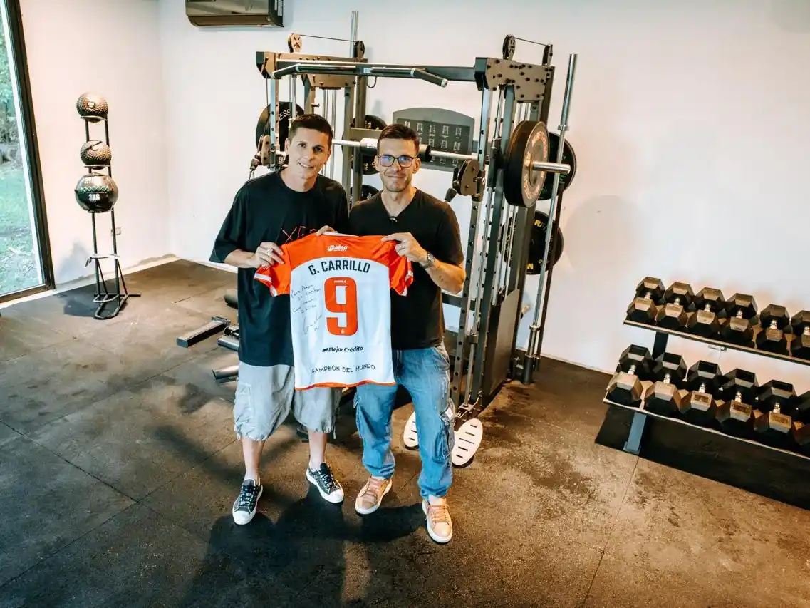 Agustín García Mancini junto a Guido Carrillo, el delantero de Estudiantes de La Plata.