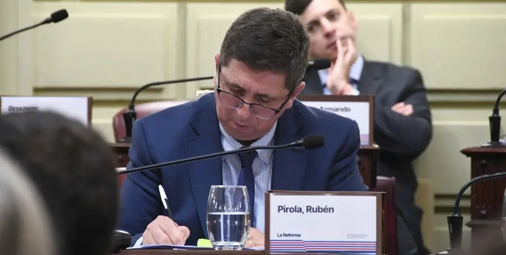 El senador Rubén Pirola (PJ-Las Colonias) inició el debate en la Cámara alta, tras la Convención Reformadora. El ex convencional encuentra que su propuesta va en línea con la autonomía municipal consagrada por la Constitución.