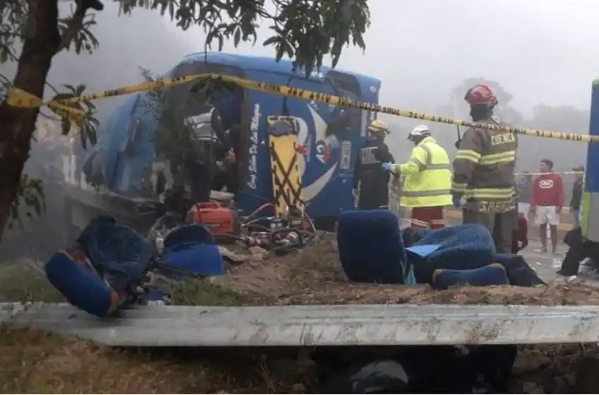 Volcó un micro con hinchas de Barcelona: 12 muertos