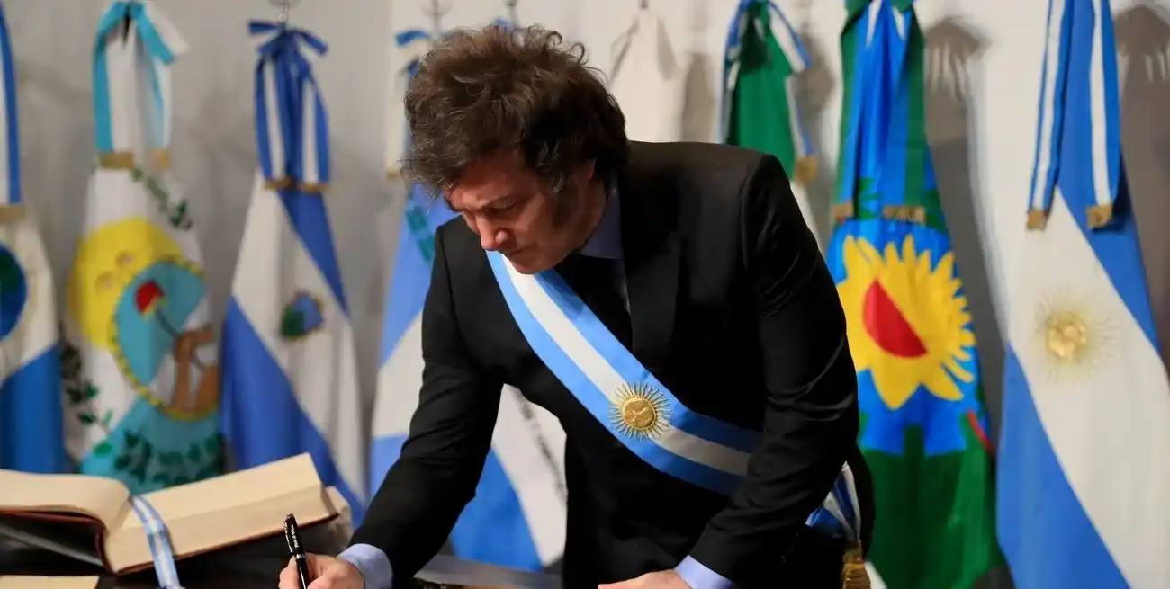 El día de la firma, con el presidente encabezando el acto.