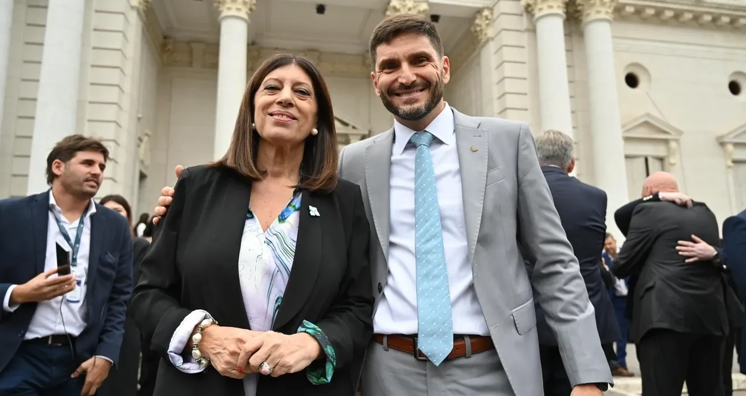 La presidenta de la Cámara de Diputados, Clara García, junto al gobernador Maximiliano Pullaro.