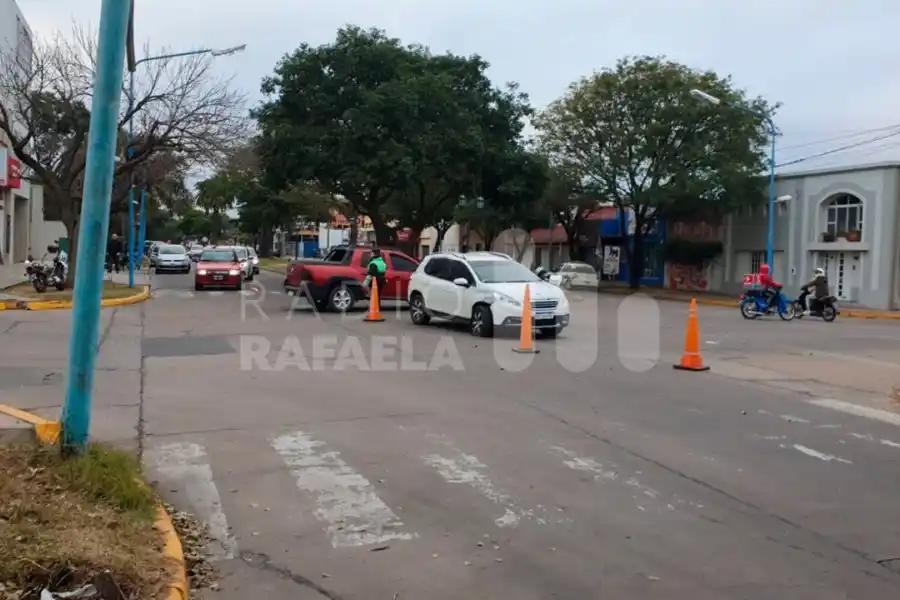Fuerte choque en una arteria de la ciudad entre dos automóviles
