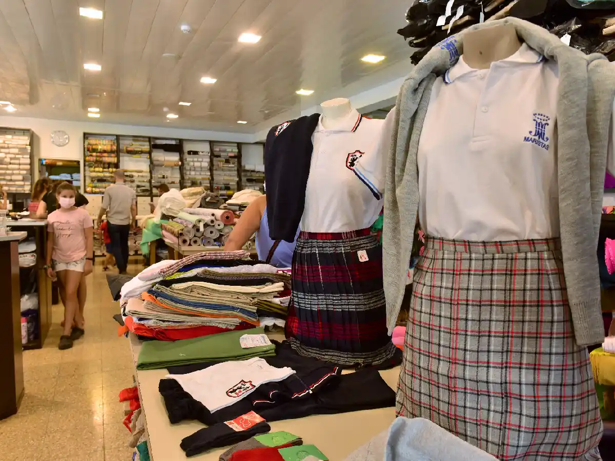 Uniformes escolares: aumentos que rondan el 35% y ventas tranquilas   