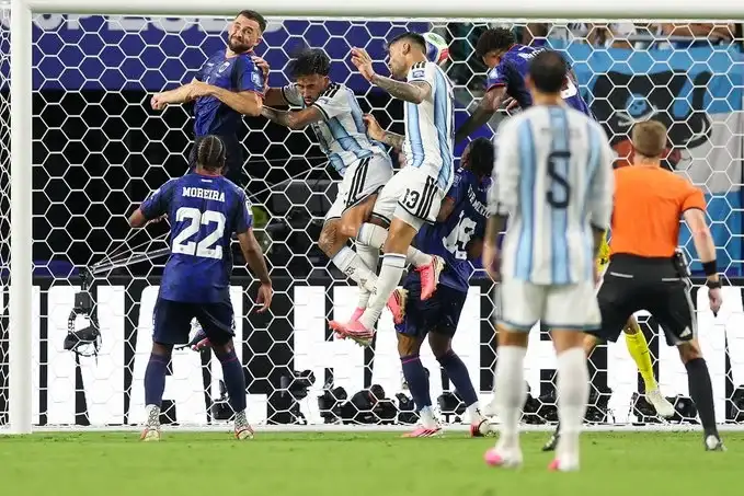 El cabezazo de Romero en el segundo tiempo suplementario para que Argentina pase a los octavos de final (@Argentina).