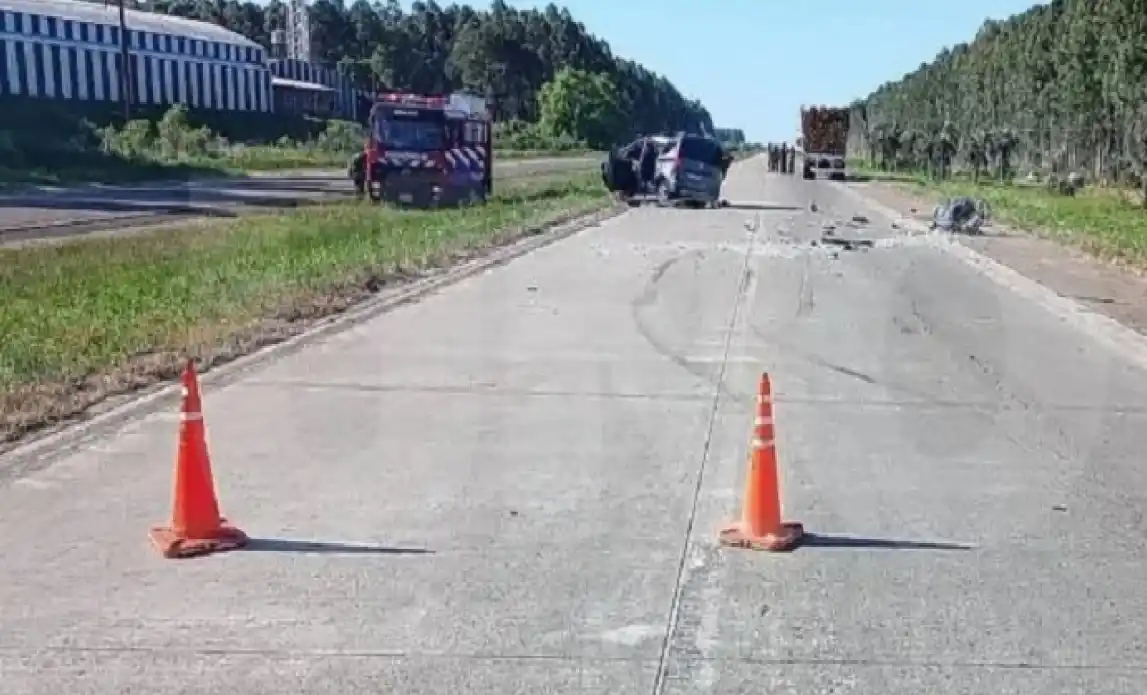 Accidente fatal en la Autovía 14: un fallecido por el choque de un auto y un camión
