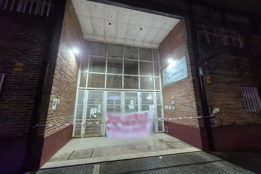 Dejaron una bandera con una amenaza en la puerta de una escuela de zona sur