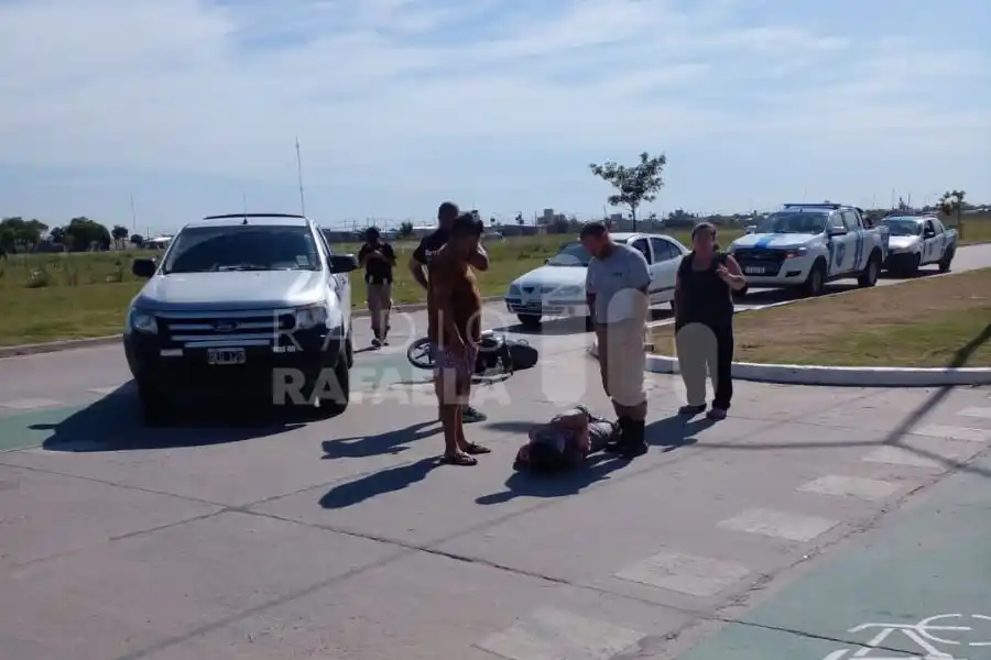 Embistió a una moto en plena madrugada, lo lesionó gravemente y escapó del lugar