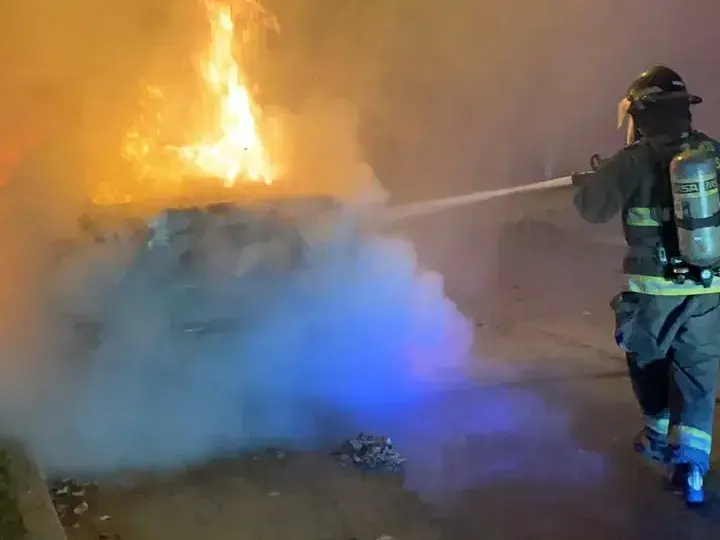 Un incendio destruyó por completo un automóvil Ford Focus en barrio Barranquitas