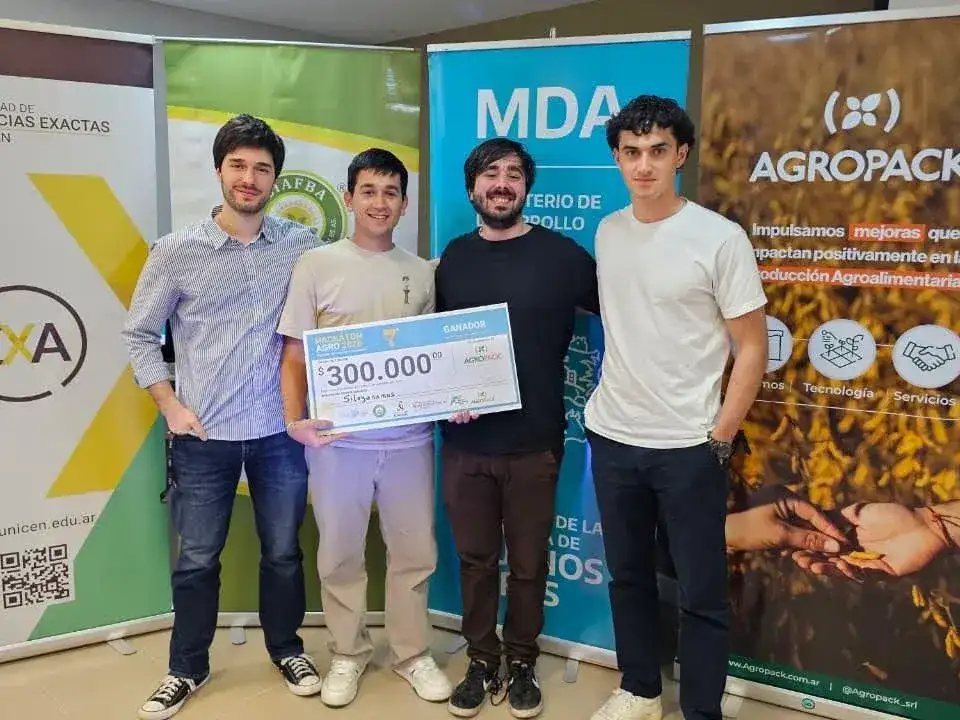 El equipo “Siloganamos”, integrado por Santiago Giordani, Carlos Urquiza, Tomás Padilla, Franco Ruaben e Iván Cosoli, vencedores del primer Hackaton Agro 2026.