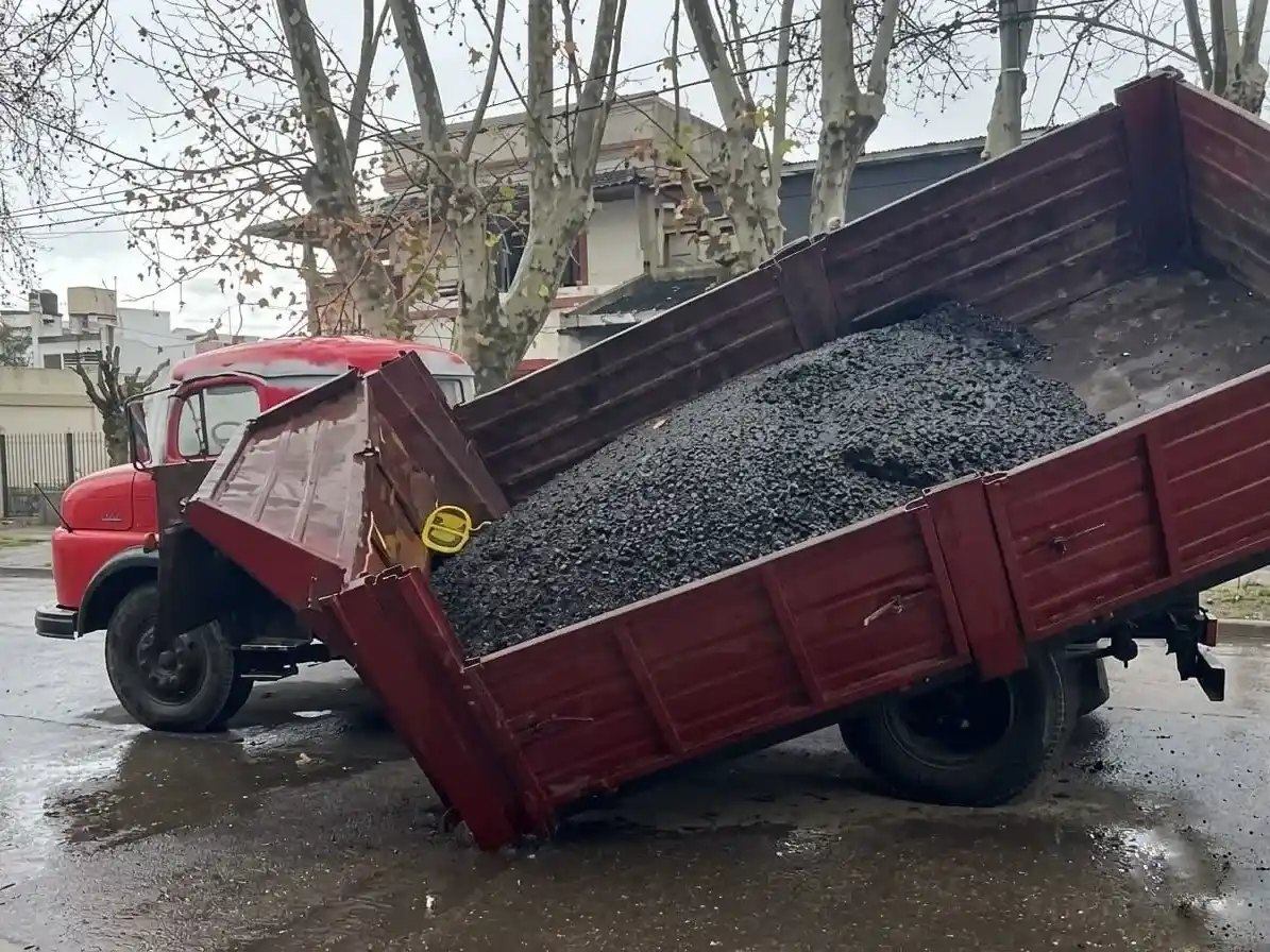 La caja de un camión se cayó sobre el asfalto en la zona de Funes y Bolivar