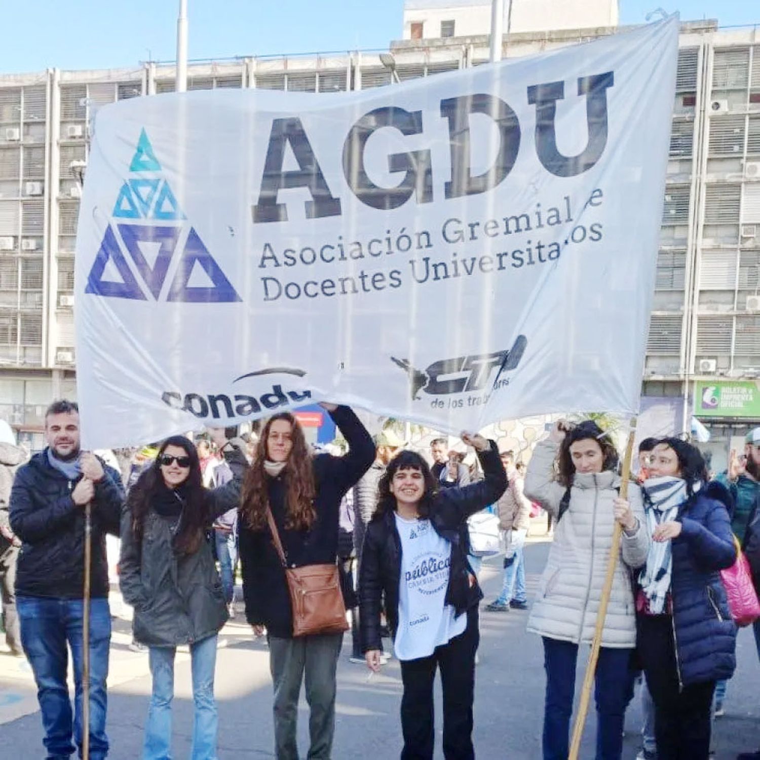 Hoy lunes docentes universitarios harán una conferencia de prensa en Paraná