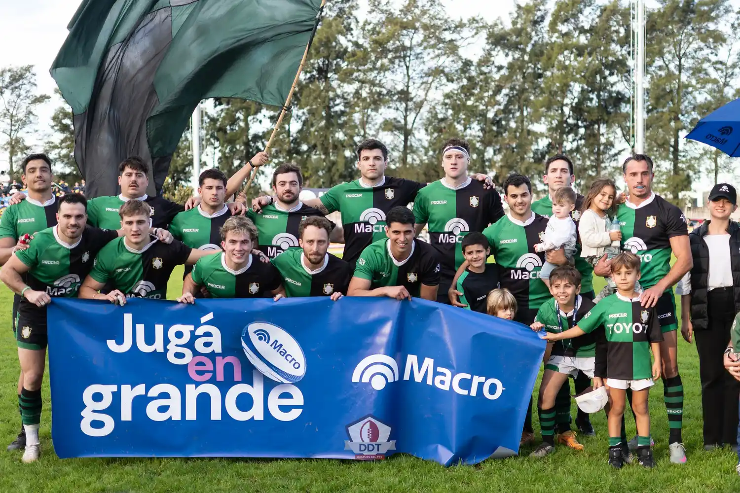 La despedida de Juan Imhoff y su hermano Pedro, más unos minutos de Emiliano Boffelli. Foto: Lucía Ríos para Después del Try