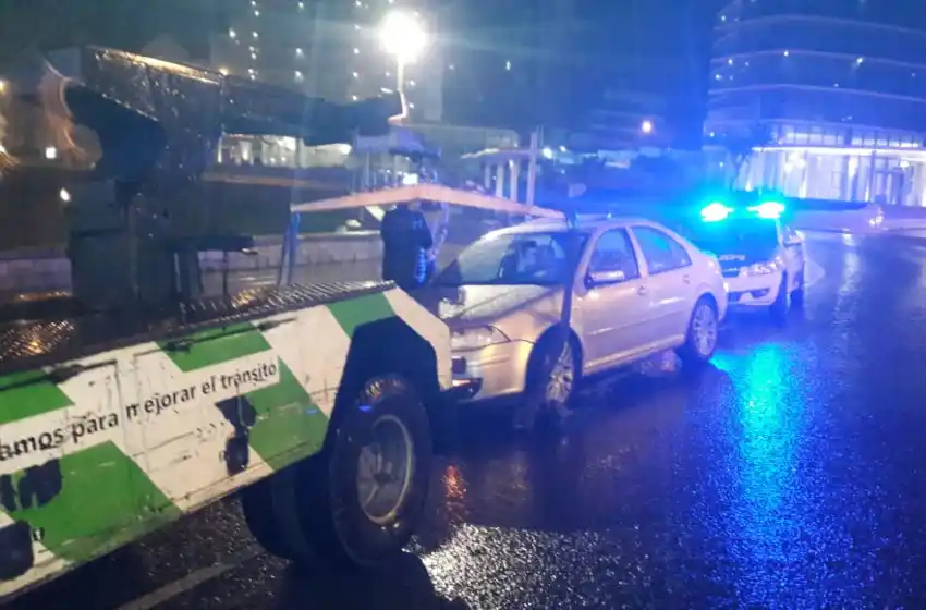 Estaba alcoholizado y chocó con una isleta en la costa