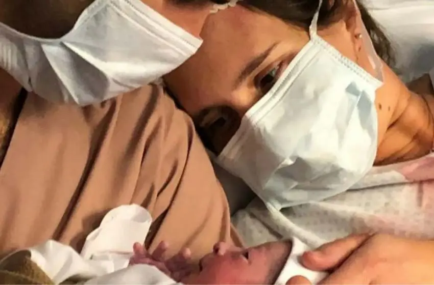Una pareja de médicos rosarinos que se contagió de coronavirus fueron padres durante la pandemia