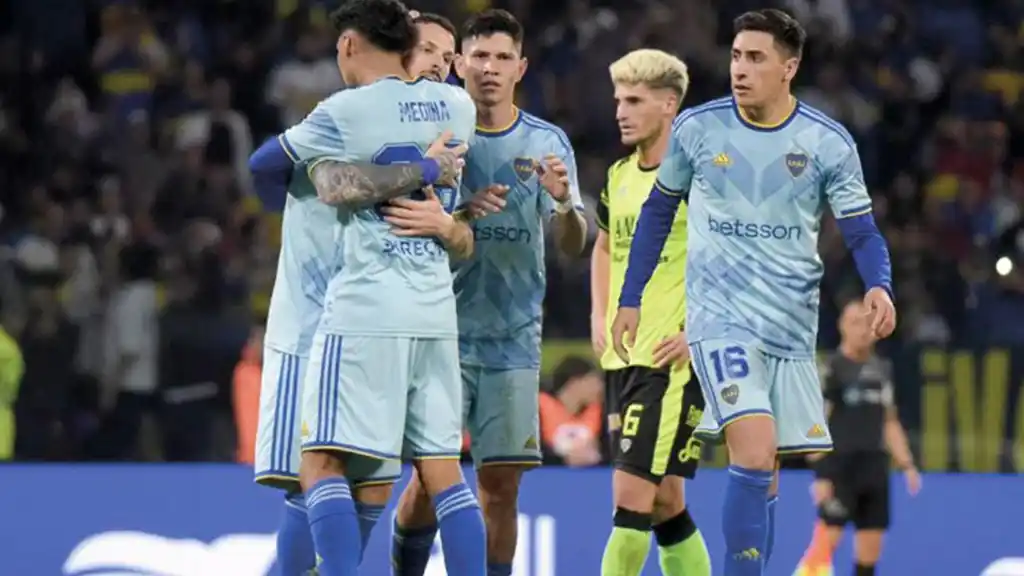 Cristian Medina festejando su gol ante Barracas Central en la Copa Argentina