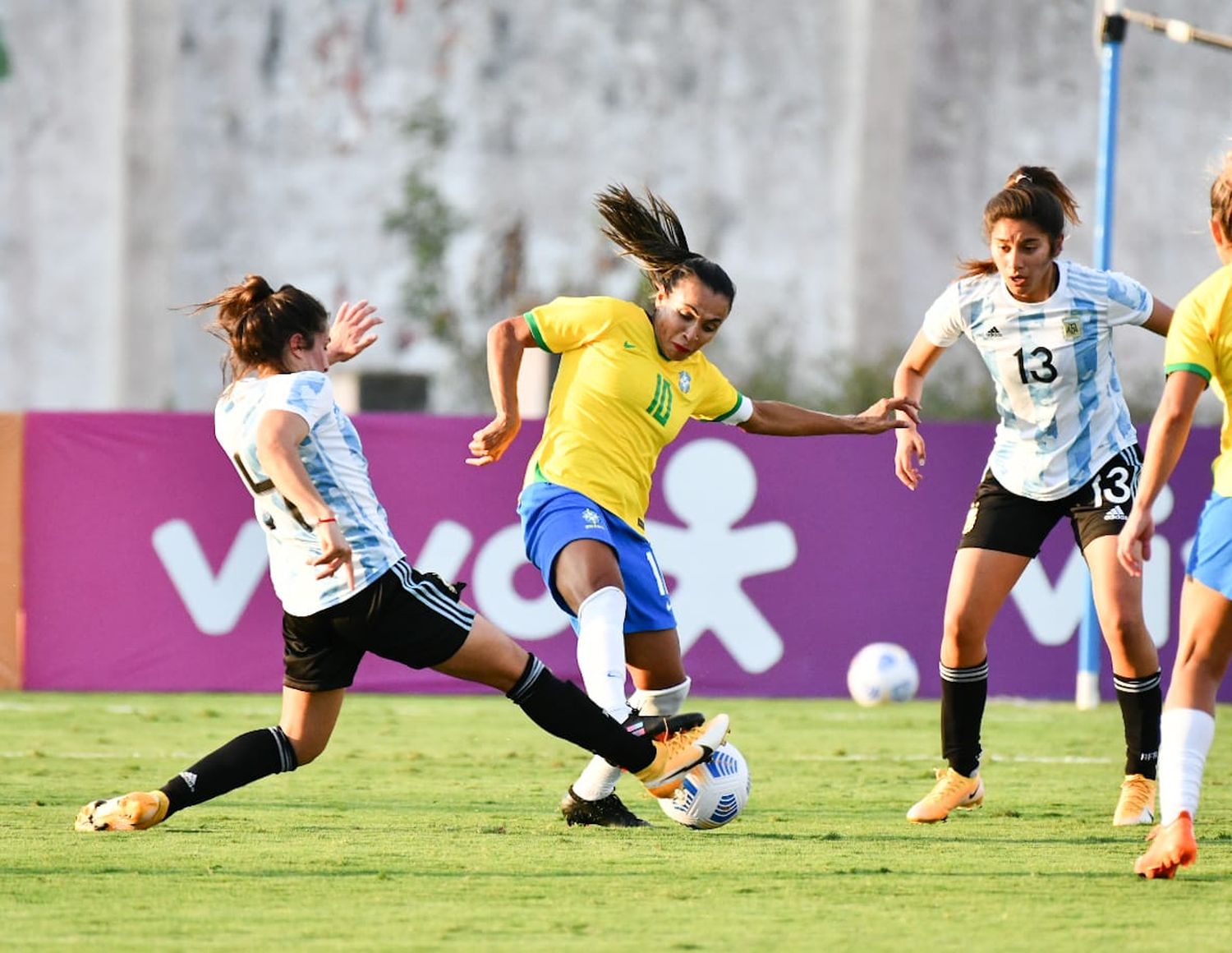 Con las tandilenses en cancha, caída argentina