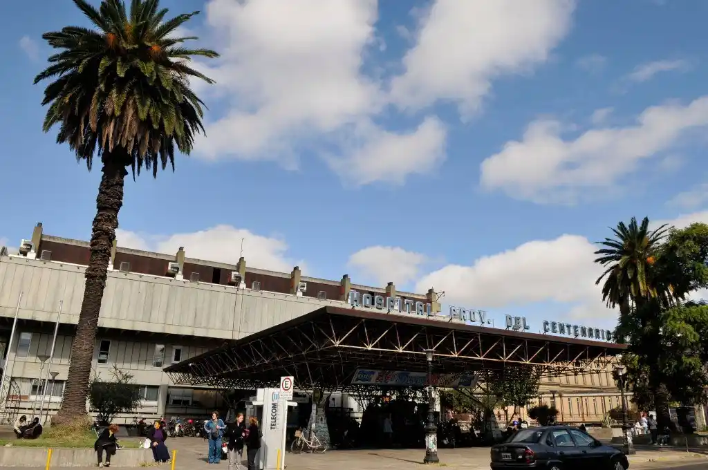 Nuevo crimen en Rosario: apuñalaron a un joven en la puerta de un shopping