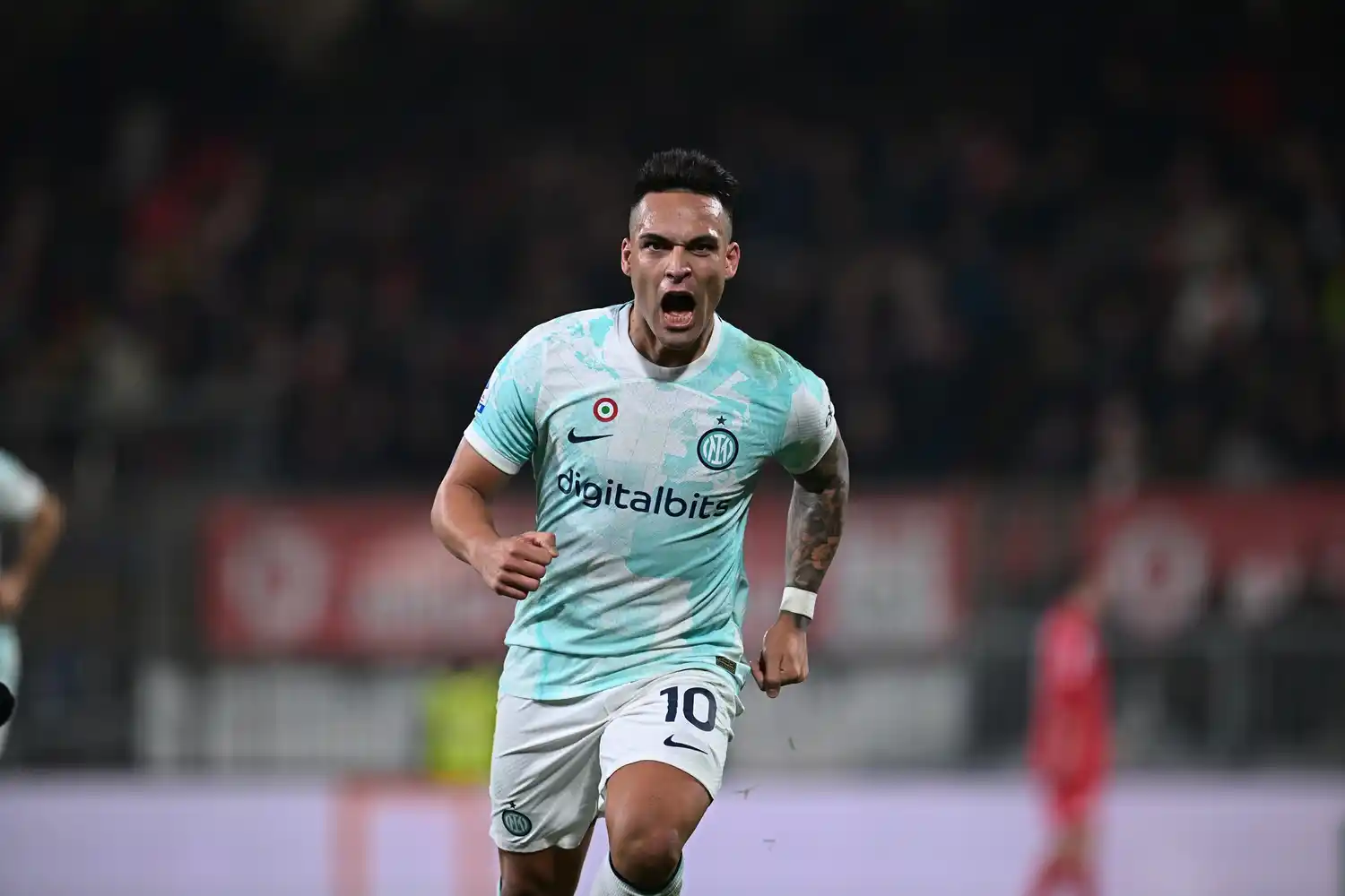 Lautaro Martínez anotó para Inter, que dejó dos puntos sobre el final