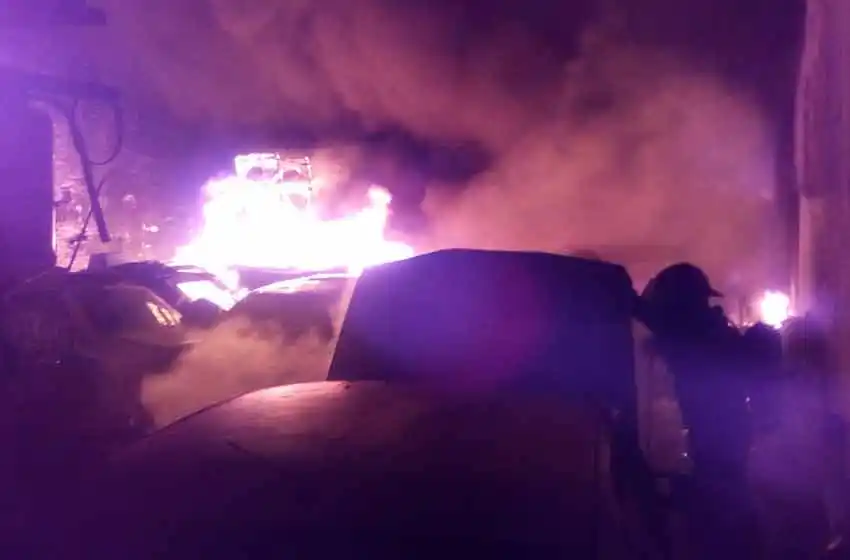 Una persona no vidente quedó atrapada en el medio de un feroz incendio en un taller mecánico