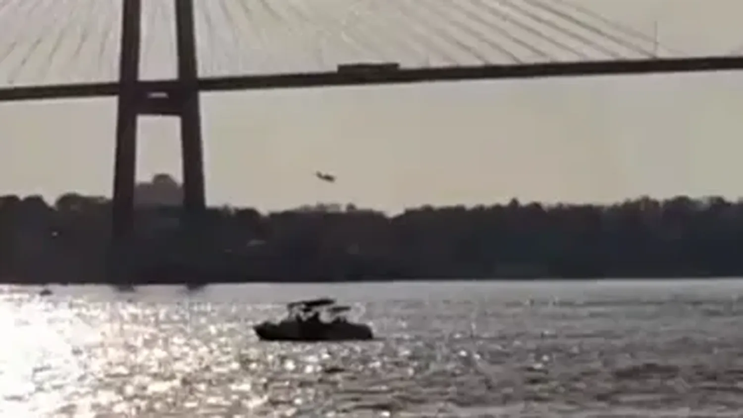 Suspendieron al piloto de avioneta que por debajo del puente a Victoria-Rosario