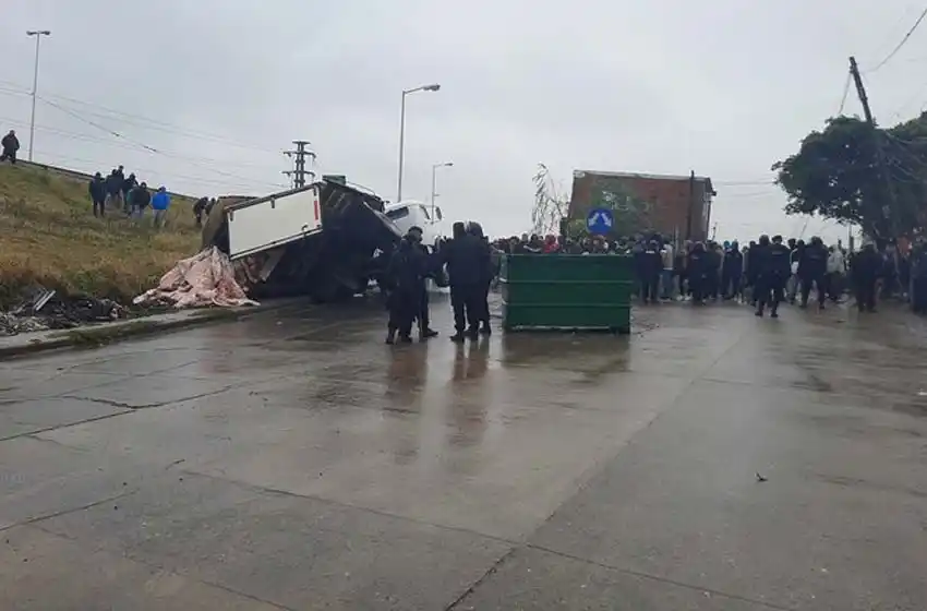 Volcó un camión con 8 mil kilos de carne: enfrentamiento entre vecinos y la policía