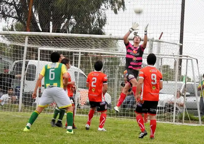 Central Larroque lo dio vuelta ante Sarmiento y sigue arriba