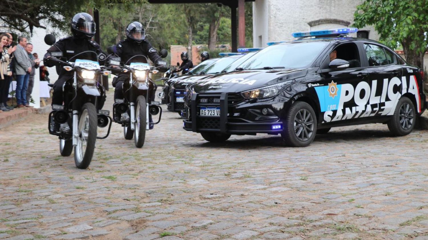 Las nuevas motos y patrulleros adquiridos por el gobierno provincial.