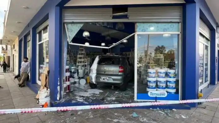 Mar del Plata: un auto terminó dentro de una pinturería tras un violento choque