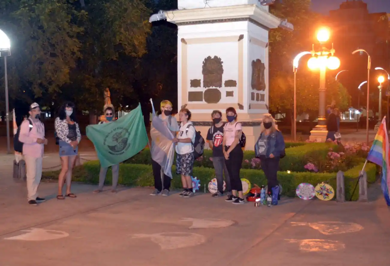 Encendieron velas en la Plaza Independencia  en memoria de las personas trans asesinadas