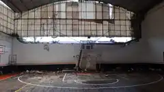 Las fuertes ráfagas volaron el paredón de un club