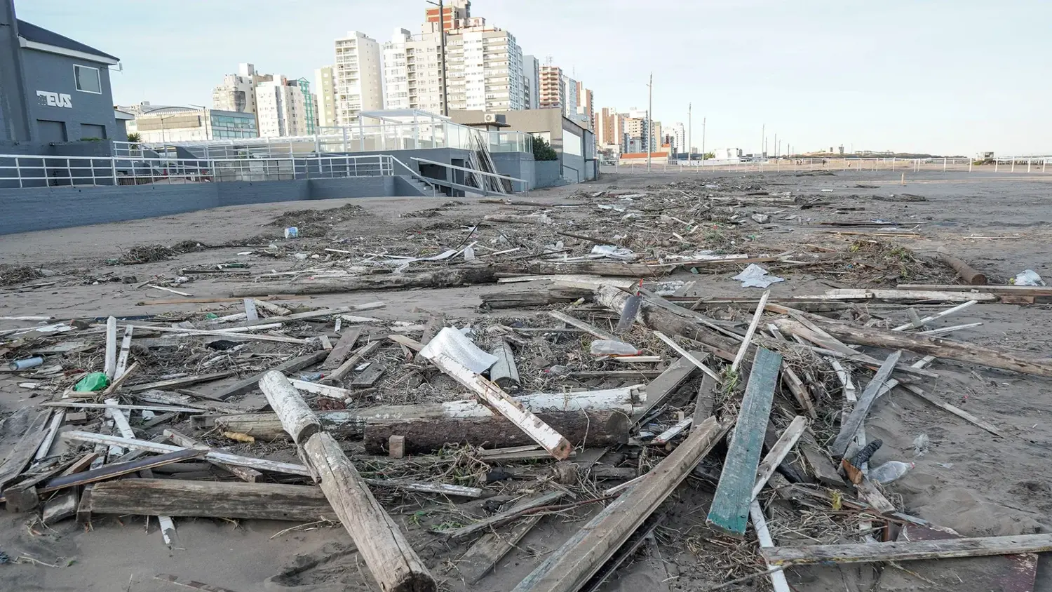 Restos de ramas y maderas aparecieron en la playa por la crecida del mar