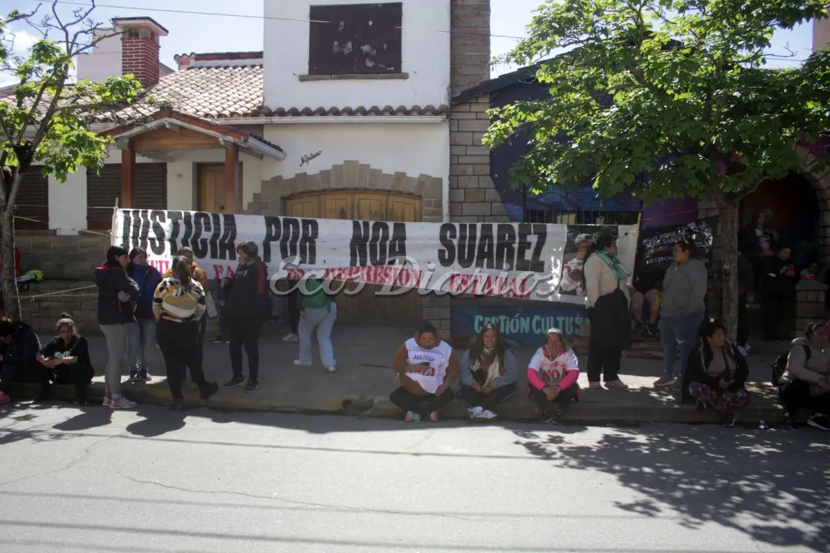 Esperan el fallo. Familiares, amigos y agrupaciones vinculadas a muertes de personas en comisarías, se congregaron en cada jornada del juicio frente al tribunal